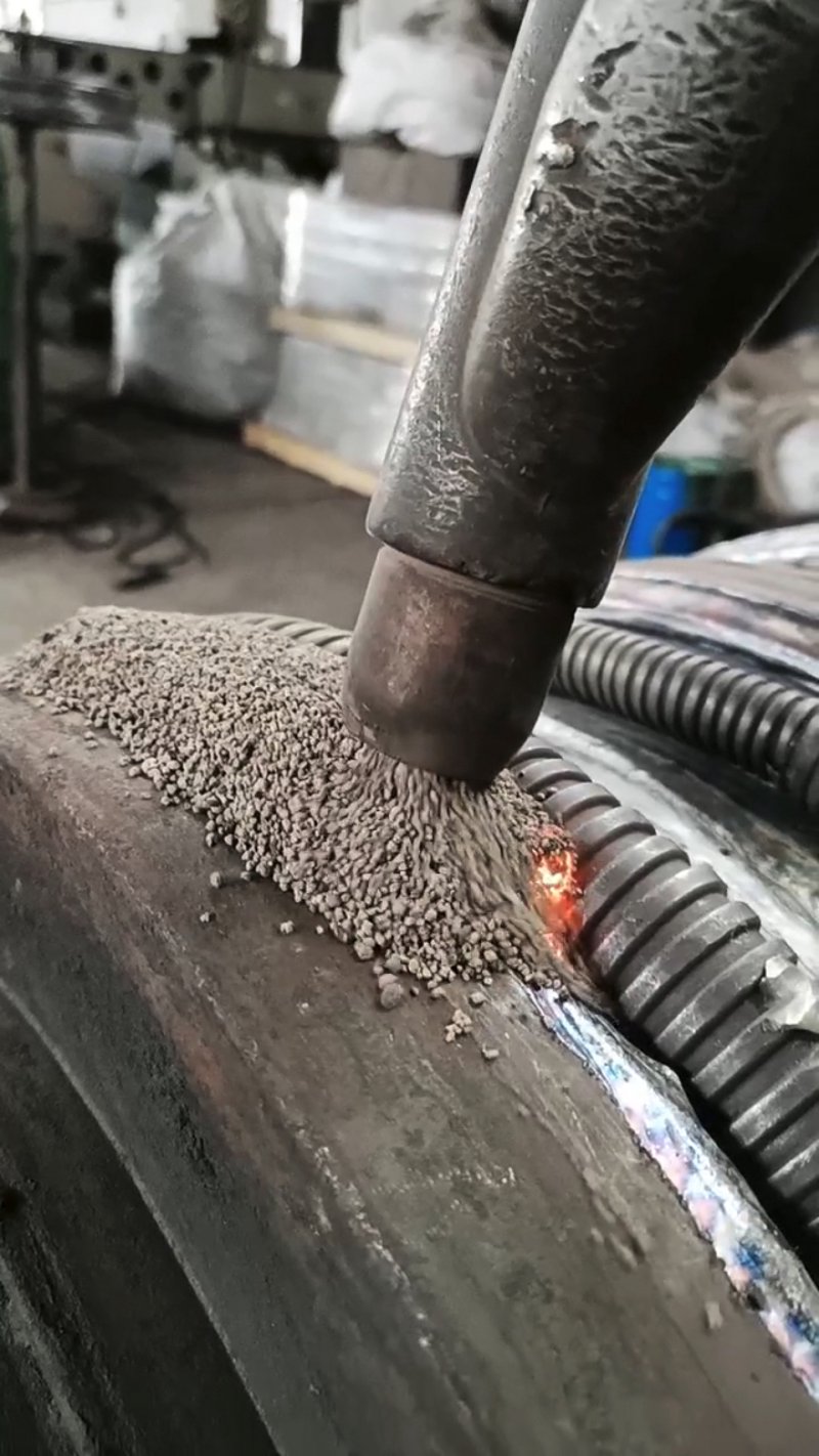 焊条的选择对于焊接作业来说至关重要,不同的焊接材料和应用场景需要搭配不同类型的焊条。本篇文章将通过对比的方式解析各类焊条的特点,并提供一个详尽的焊条种类与型号对照表,帮助读者更好地理解和选择合适的焊接材料。